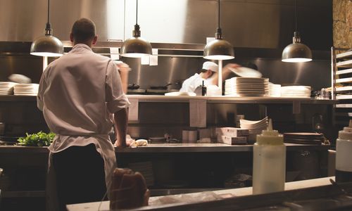 kuchaři v restauraci